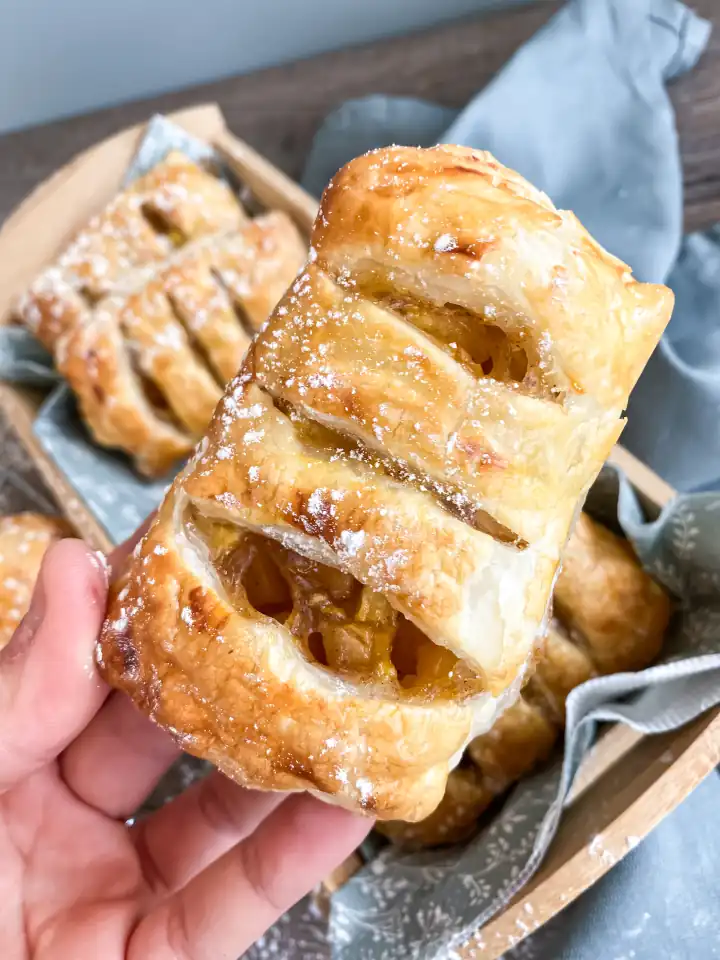 Ausschnitt aus Korb mit Apfeltaschen