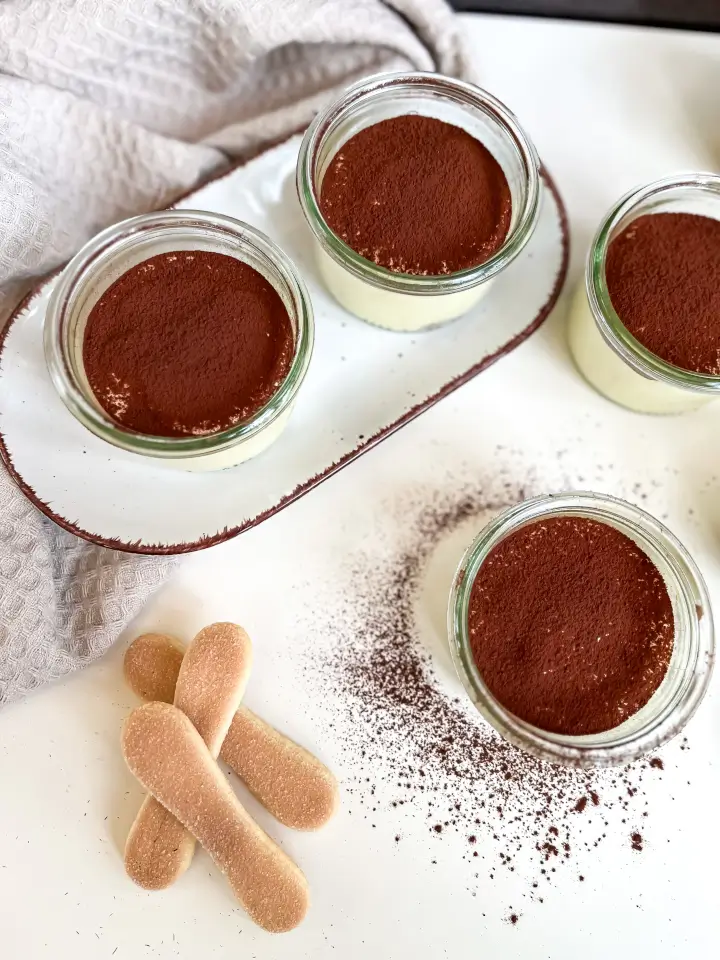Tiramisu zum Löffeln aus dem Glas mit Kakao