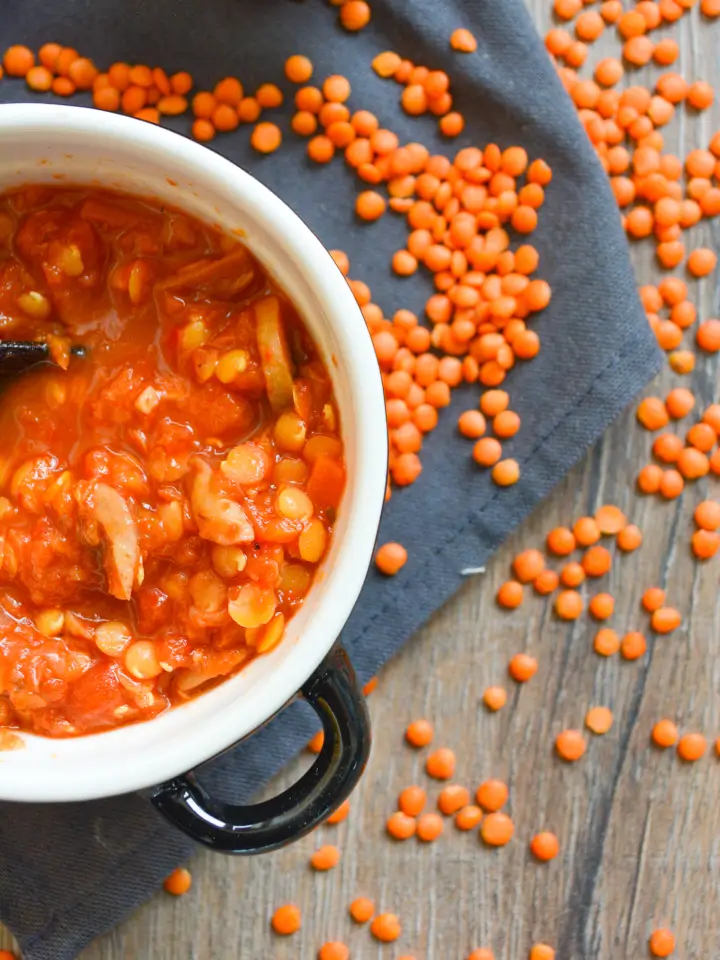 Baked Beans angerichtet in vier kleinen Schälchen