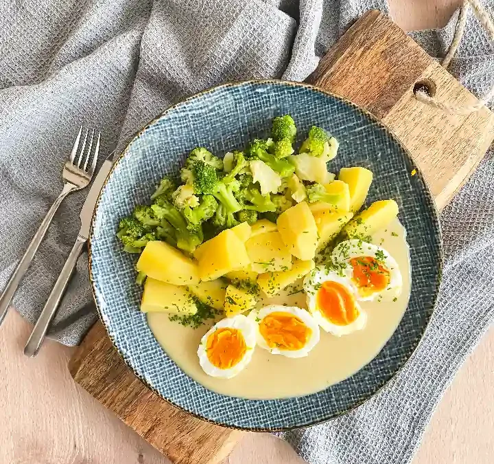 Senfeier mit Kartoffeln