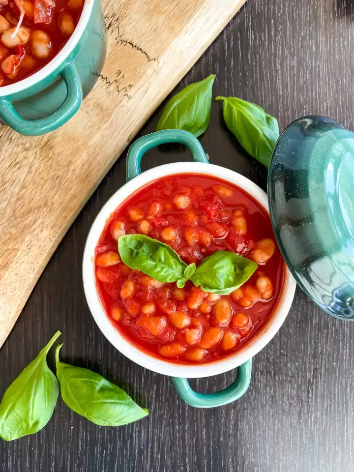 Baked Beans portioniert in ofenfesten Formen aus Porzellan
