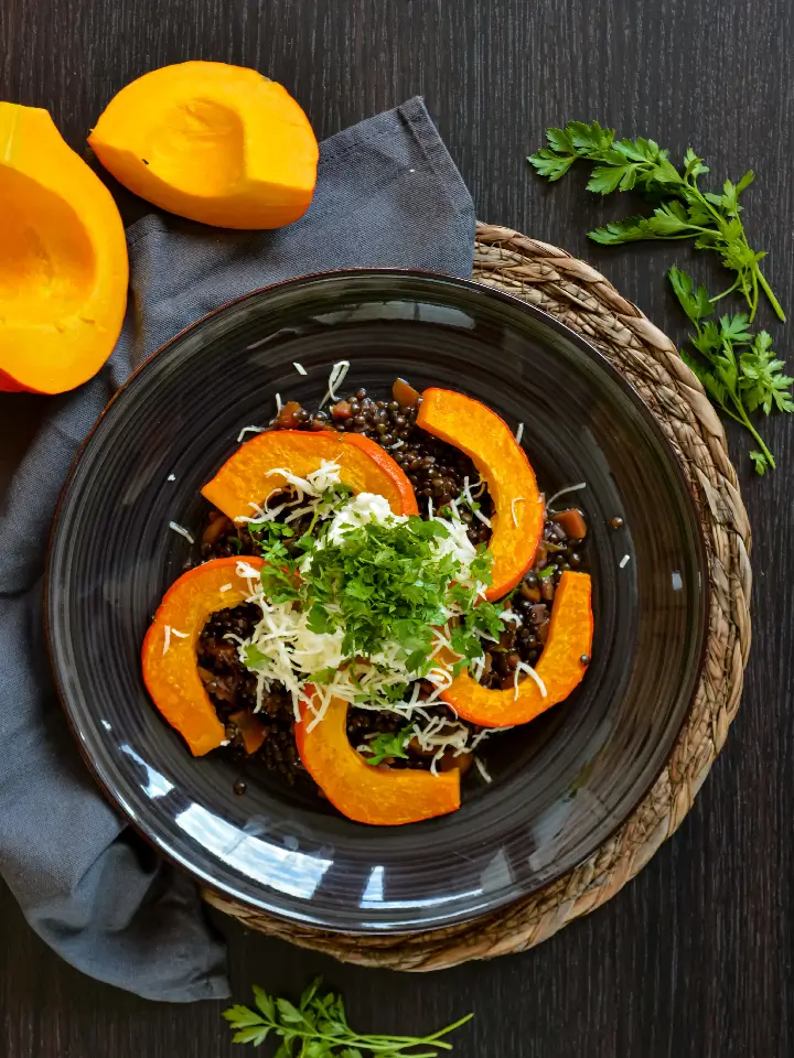 Balsamico-Beluga Linsen mit gebackenem Hokkaido