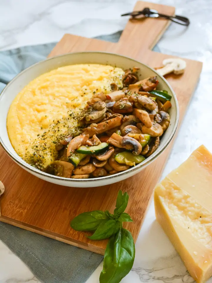 Baked Beans angerichtet in vier kleinen Schälchen