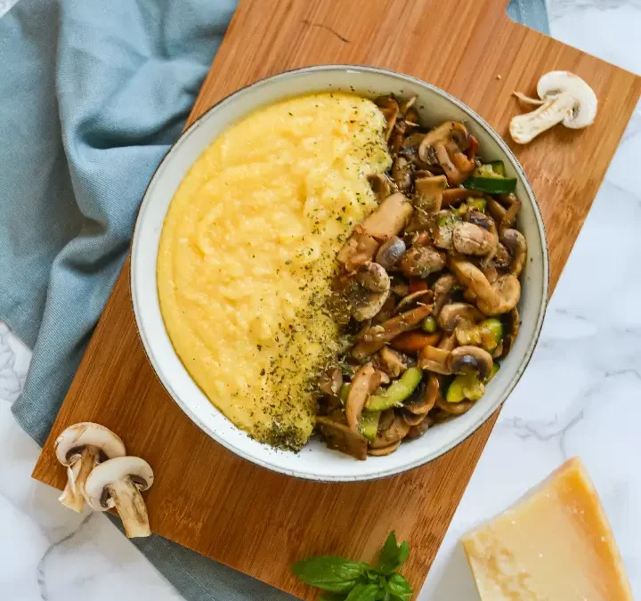 Champignonpfanne auf Polenta
