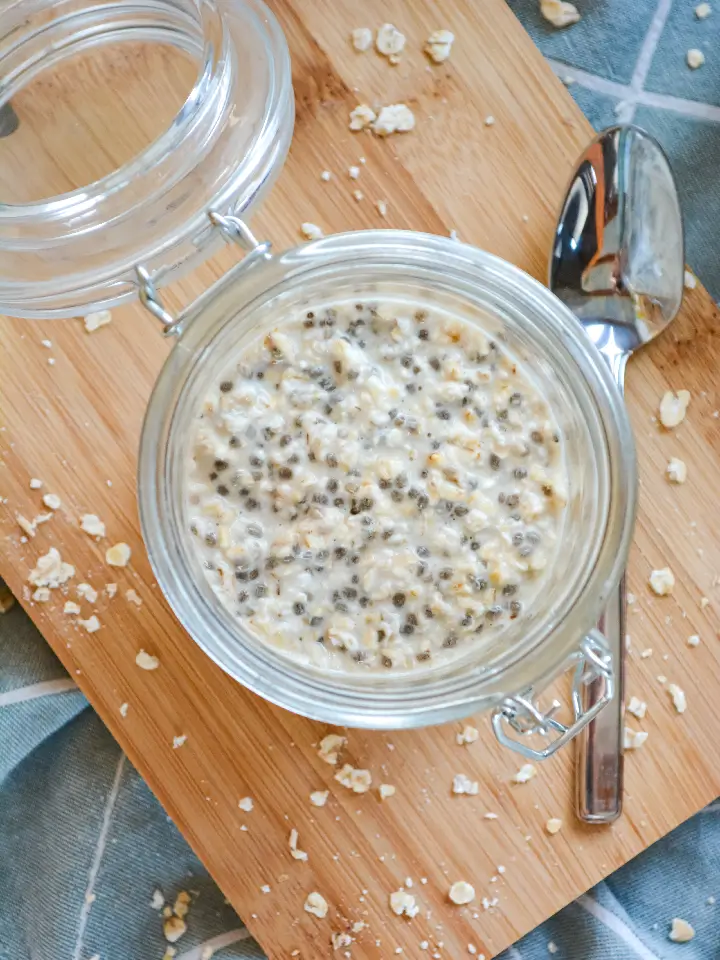 Baked Beans angerichtet in vier kleinen Schälchen