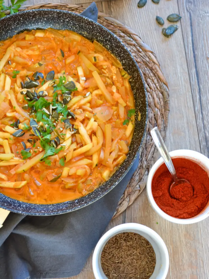 Baked Beans angerichtet in vier kleinen Schälchen