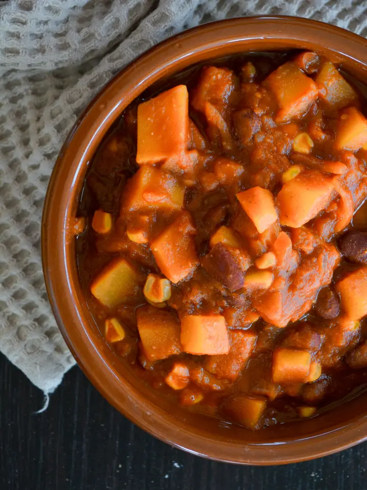 Baked Beans angerichtet in vier kleinen Schälchen