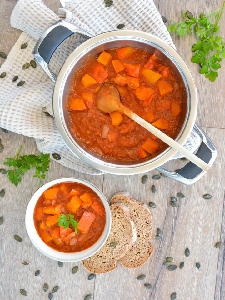 Baked Beans portioniert in ofenfesten Formen aus Porzellan