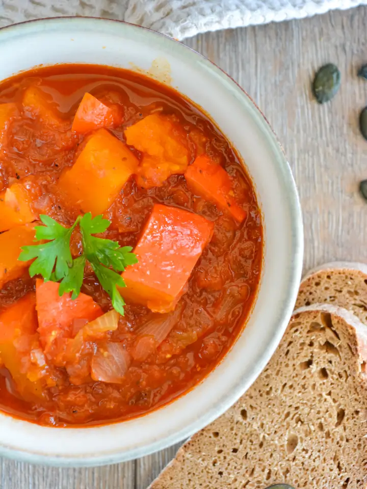 Baked Beans angerichtet in vier kleinen Schälchen