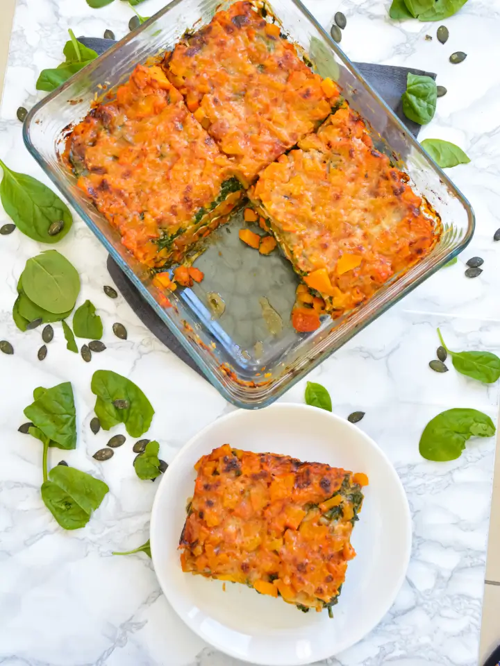 Baked Beans portioniert in ofenfesten Formen aus Porzellan