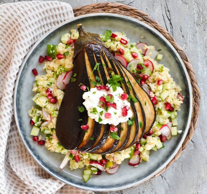 Aubergine auf lauwarmen Bulgur-Salat