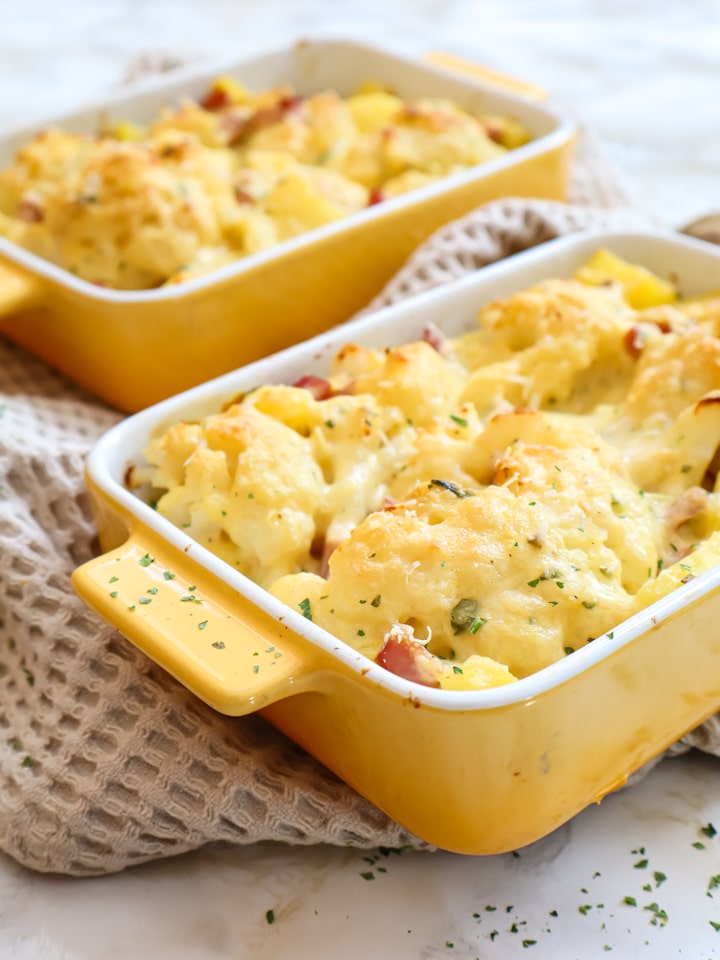 Baked Beans angerichtet in vier kleinen Schälchen