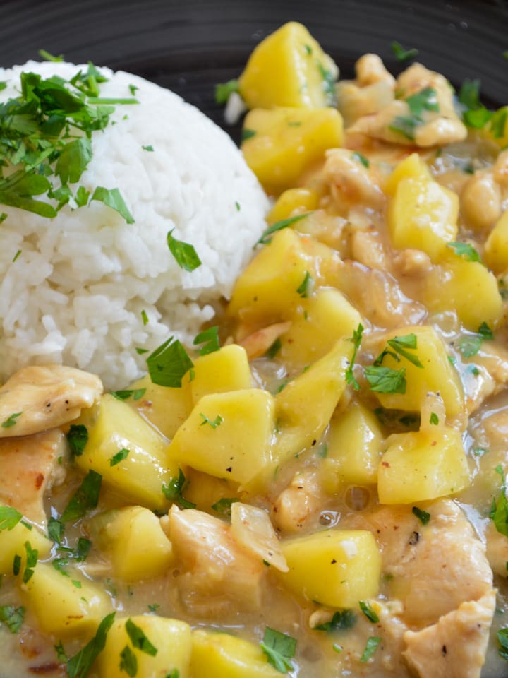 Baked Beans angerichtet in vier kleinen Schälchen