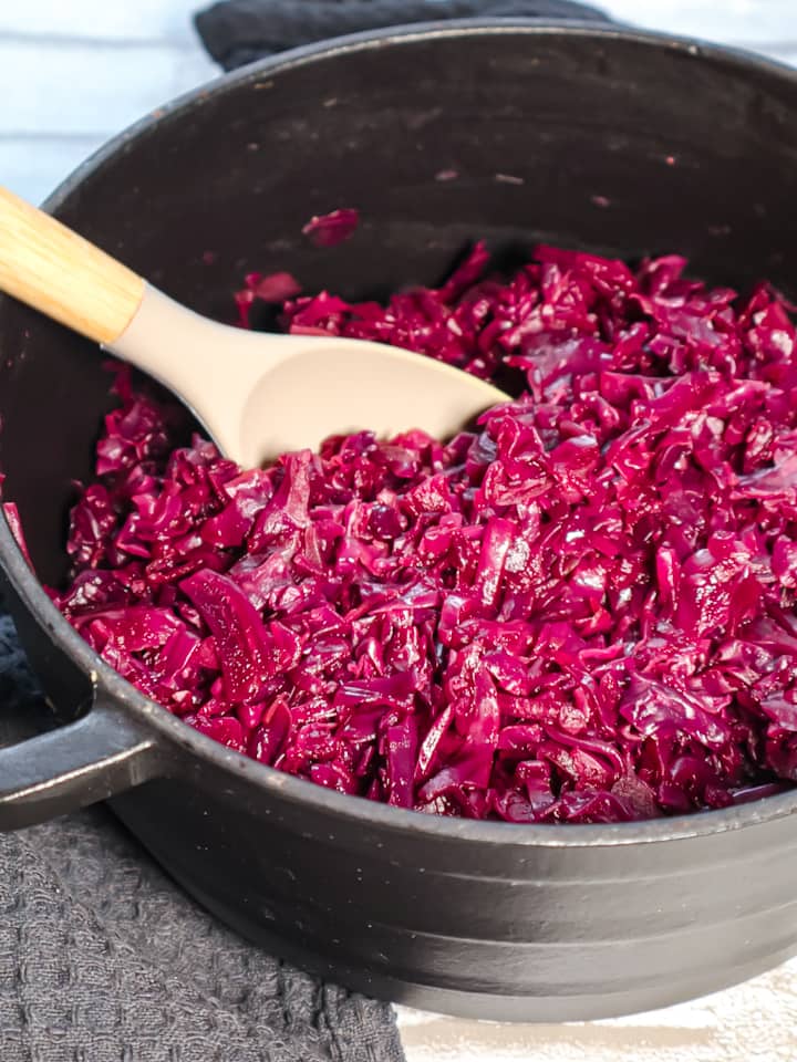 Baked Beans angerichtet in vier kleinen Schälchen