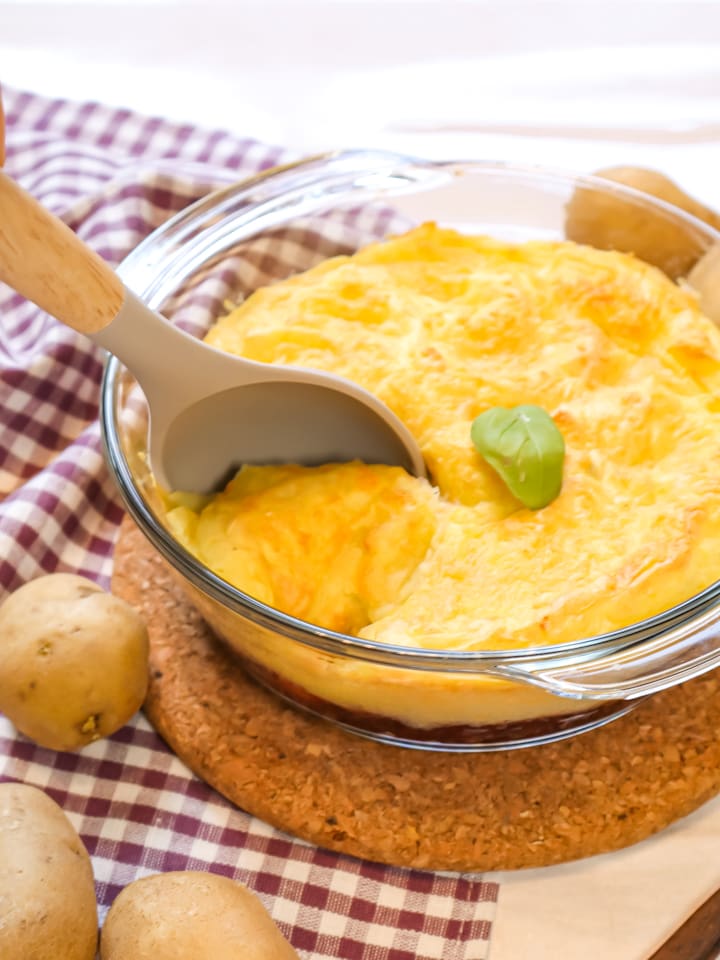 Baked Beans angerichtet in vier kleinen Schälchen
