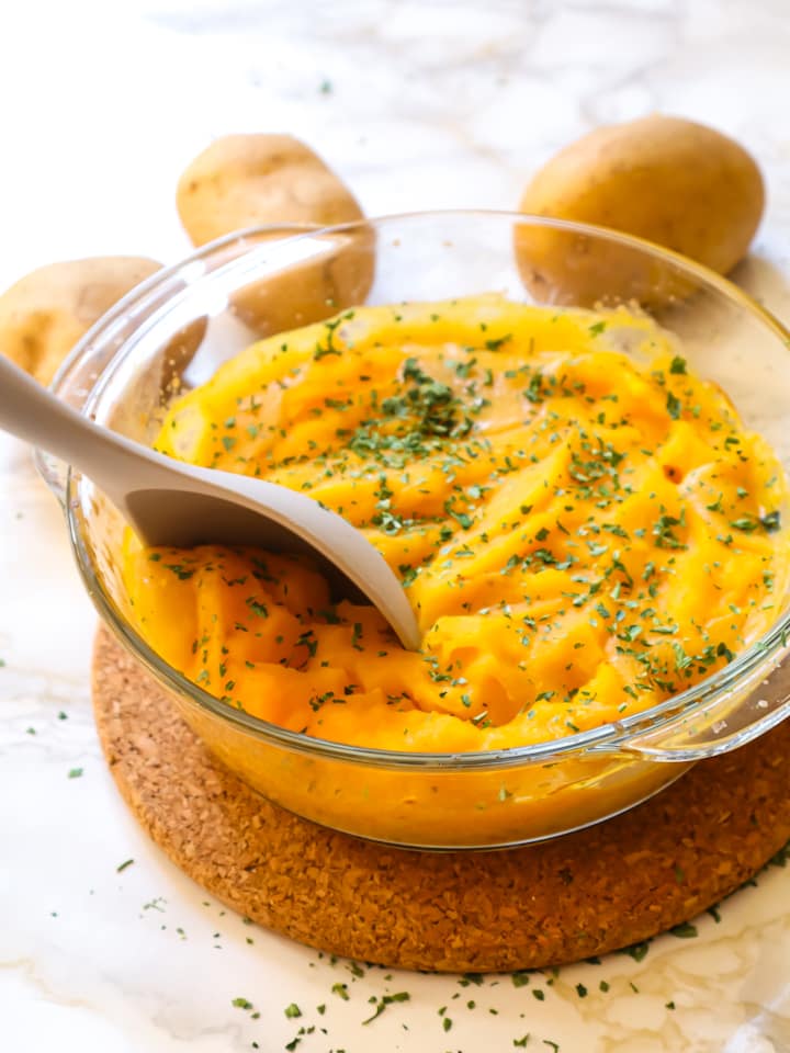 Baked Beans portioniert in ofenfesten Formen aus Porzellan
