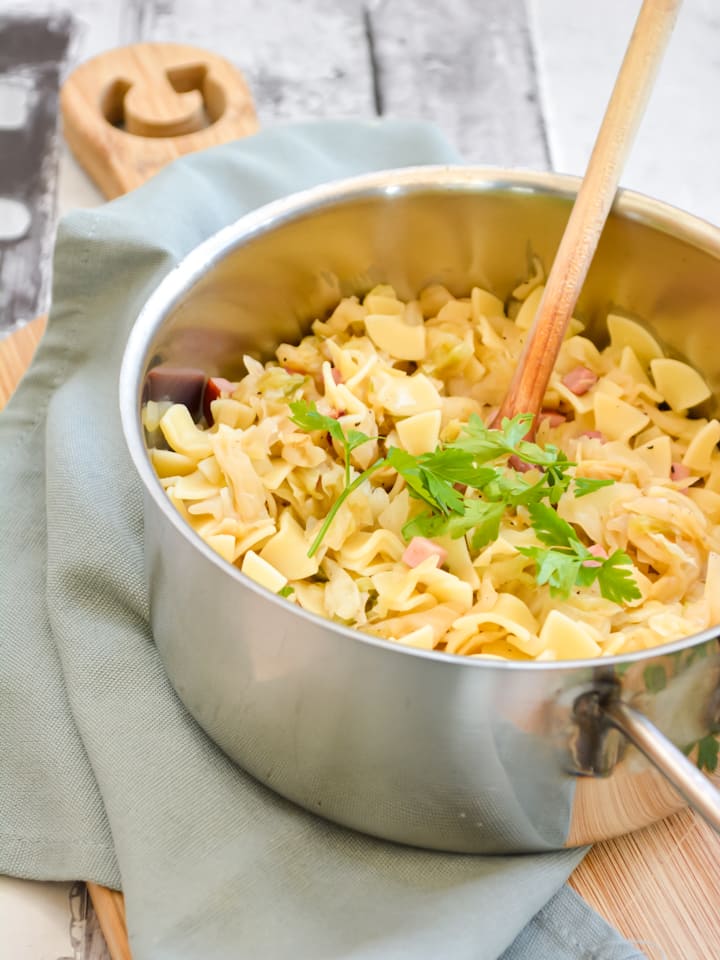 Baked Beans angerichtet in vier kleinen Schälchen