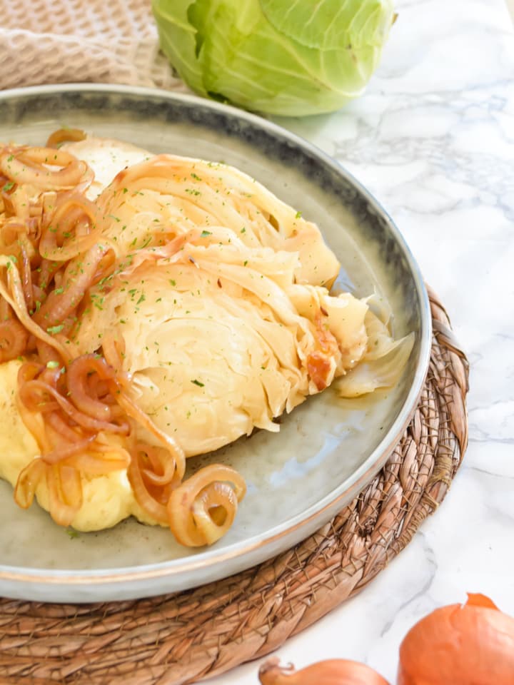 Baked Beans angerichtet in vier kleinen Schälchen