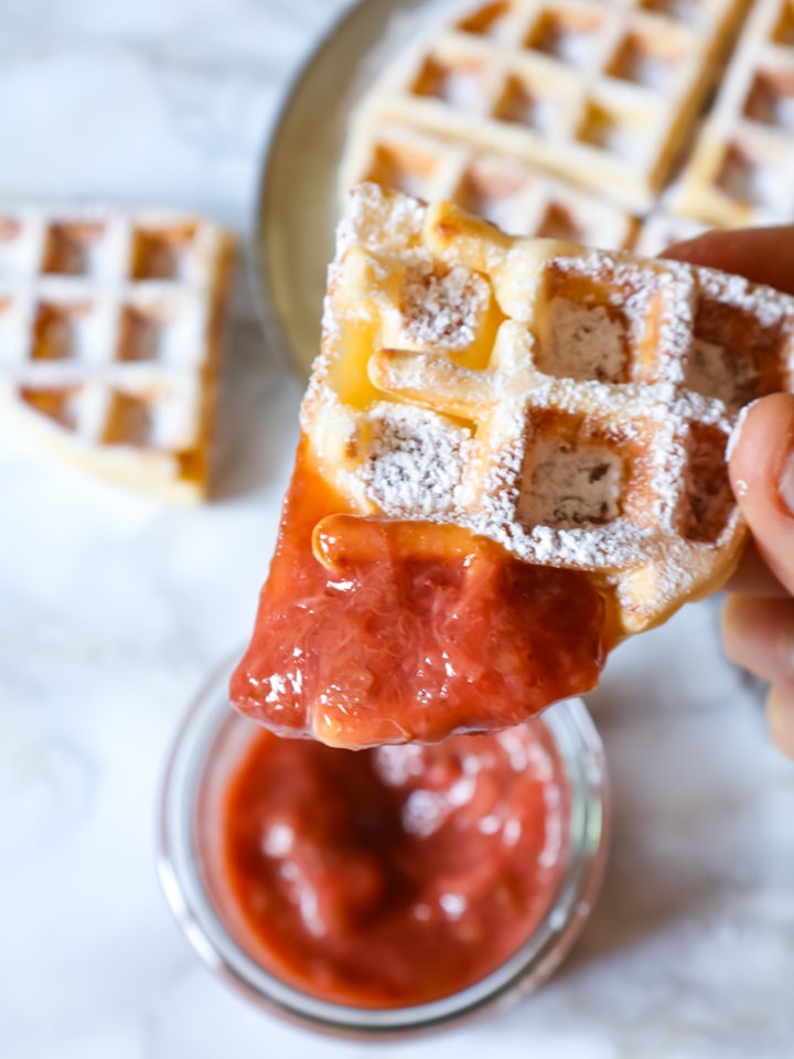 Ausschnitt aus Korb mit Apfeltaschen