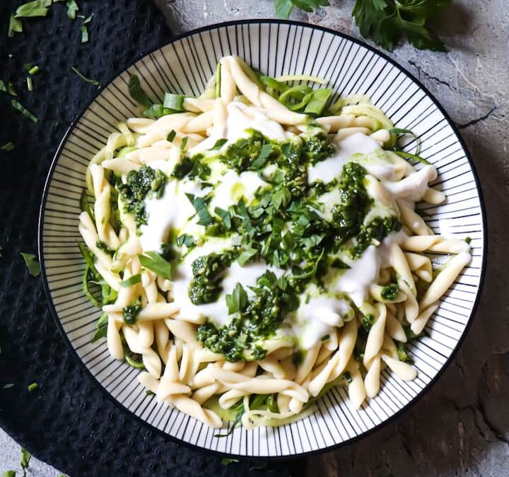 Joghurt-Pasta mit Pesto