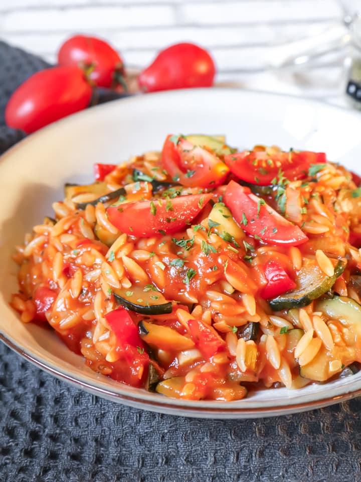 Baked Beans angerichtet in vier kleinen Schälchen