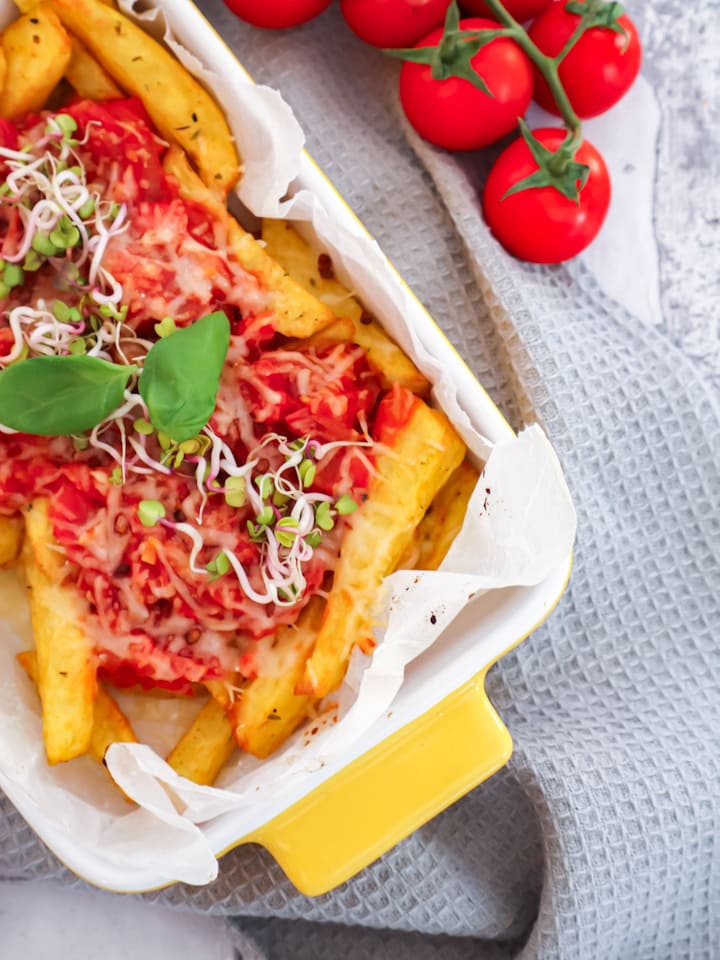 Baked Beans angerichtet in vier kleinen Schälchen