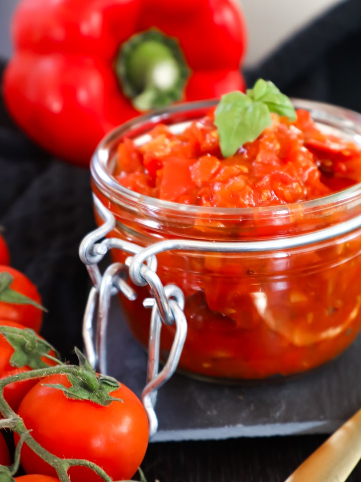 Baked Beans angerichtet in vier kleinen Schälchen
