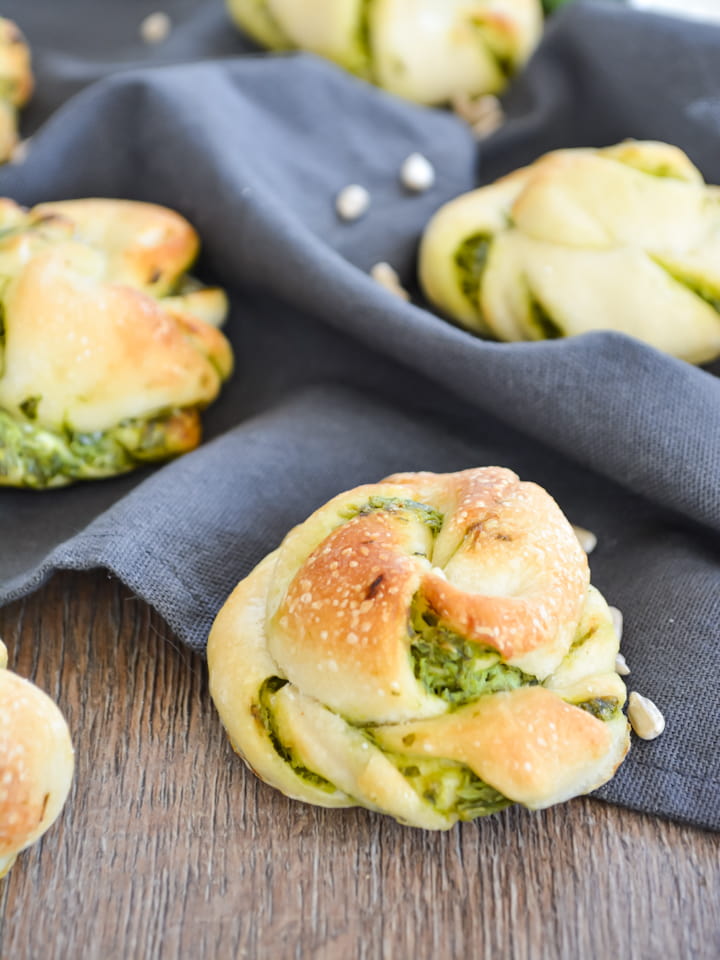 Ausschnitt aus Korb mit Apfeltaschen
