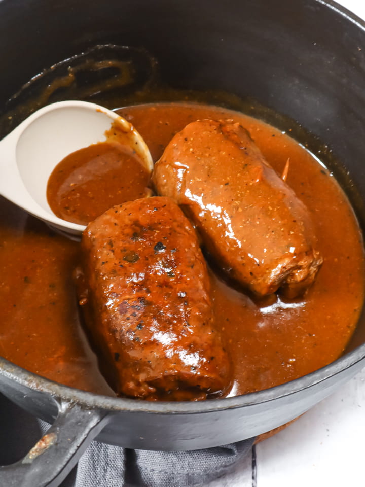 Baked Beans portioniert in ofenfesten Formen aus Porzellan