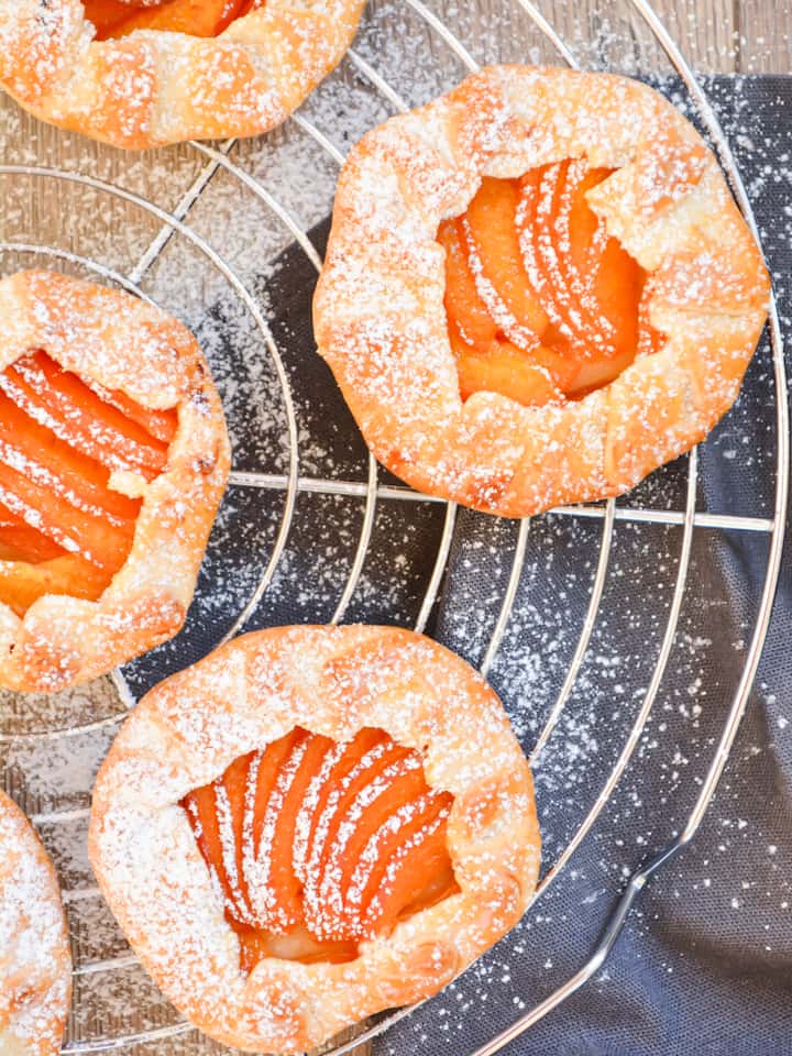 Ausschnitt aus Korb mit Apfeltaschen