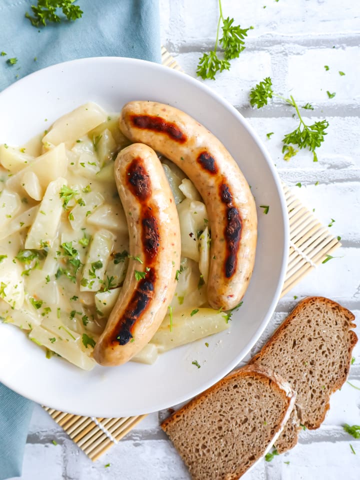 Apfeltaschen aus Blätterteig angetuckert im Korb