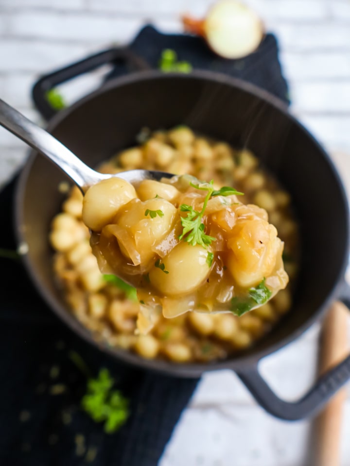 Ausschnitt aus Korb mit Apfeltaschen
