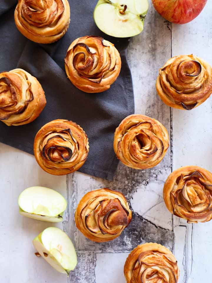 Ausschnitt aus Korb mit Apfeltaschen