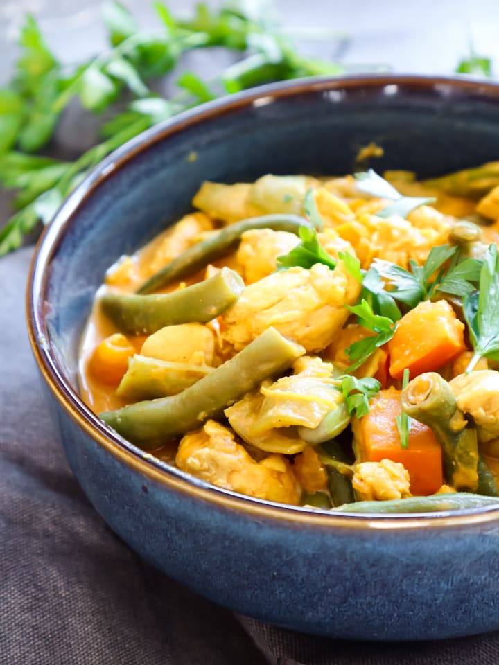Ausschnitt aus Korb mit Apfeltaschen