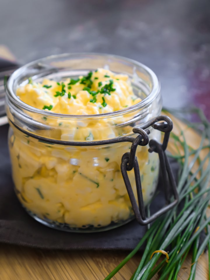 Baked Beans angerichtet in vier kleinen Schälchen