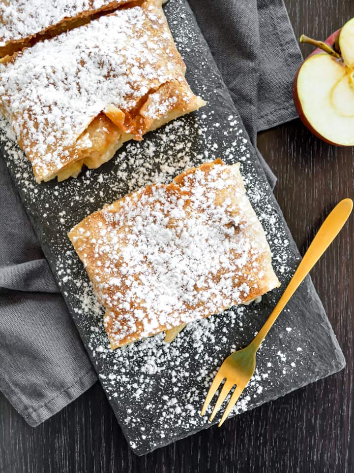 Ausschnitt aus Korb mit Apfeltaschen