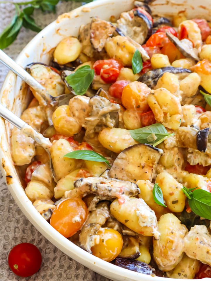 Ausschnitt aus Korb mit Apfeltaschen
