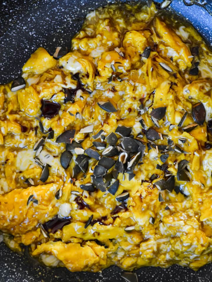 Ausschnitt aus Korb mit Apfeltaschen