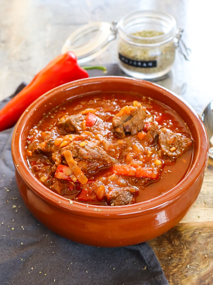 Baked Beans angerichtet in vier kleinen Schälchen