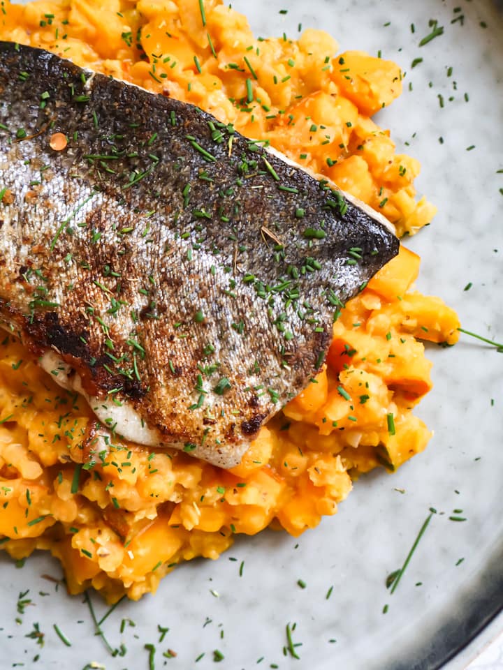Ausschnitt aus Korb mit Apfeltaschen