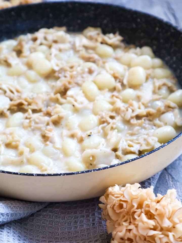 Ausschnitt aus Korb mit Apfeltaschen