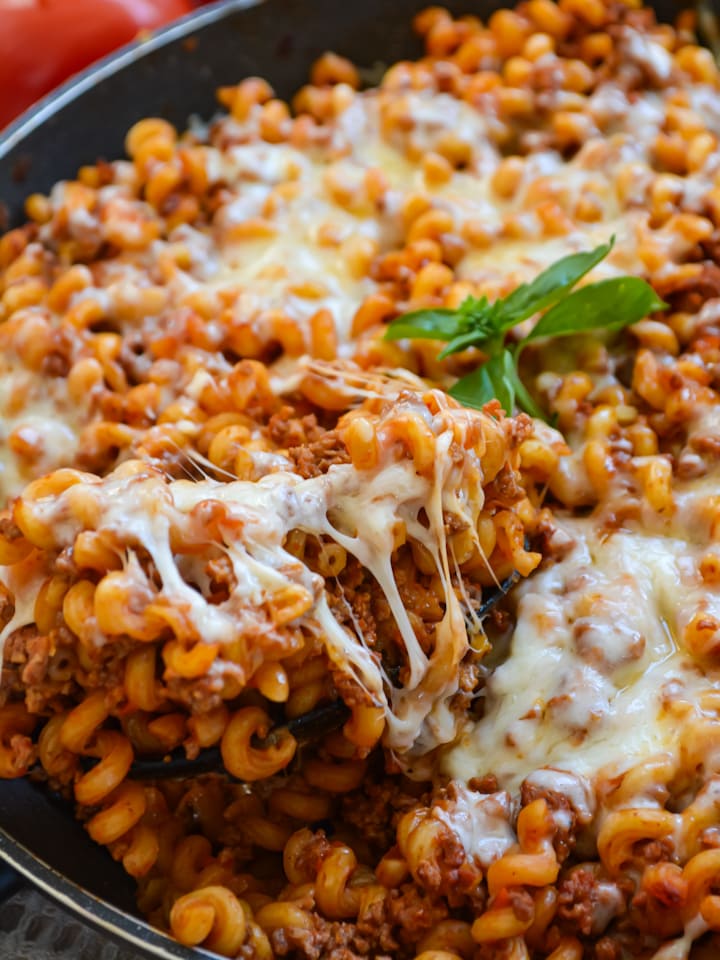 Ausschnitt aus Korb mit Apfeltaschen