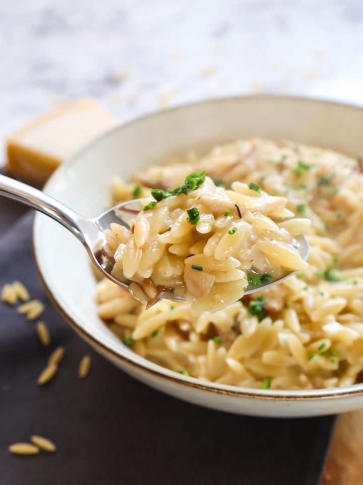 Baked Beans angerichtet in vier kleinen Schälchen