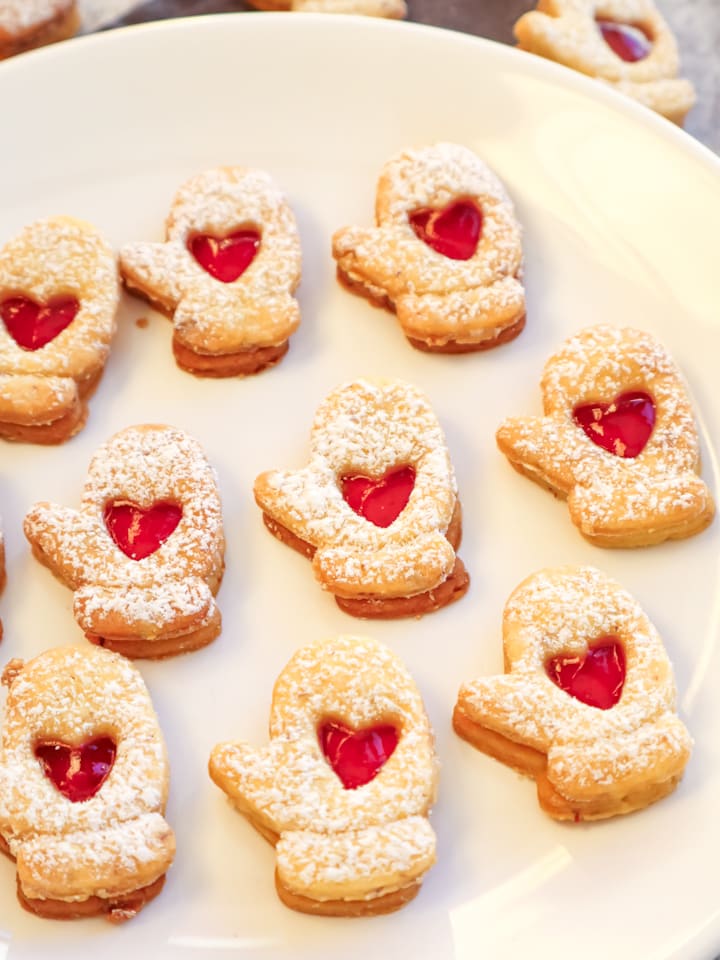 Ausschnitt aus Korb mit Apfeltaschen
