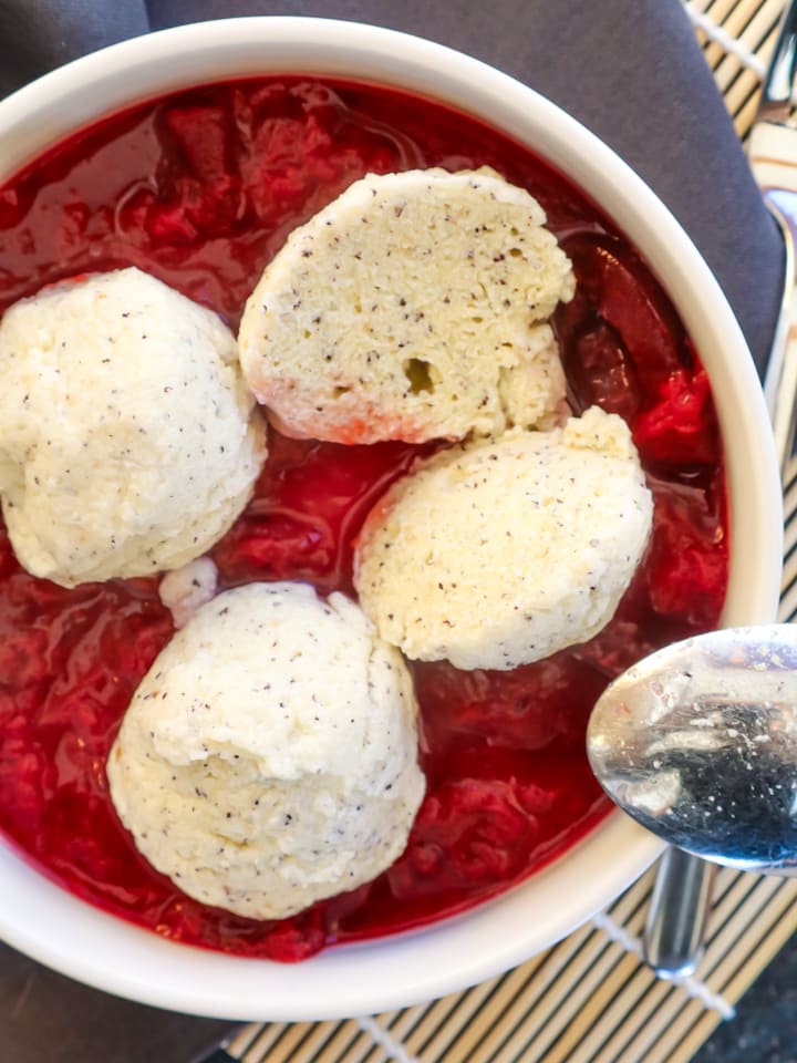 Ausschnitt aus Korb mit Apfeltaschen
