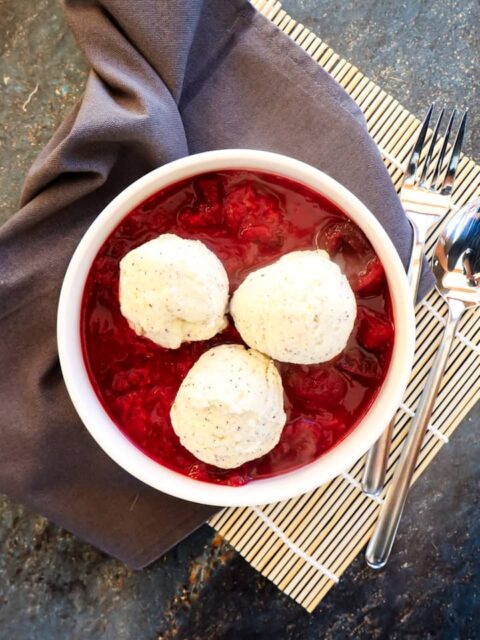 Mohn-Topfenknödel ♥ auf Zwetschgenröster
