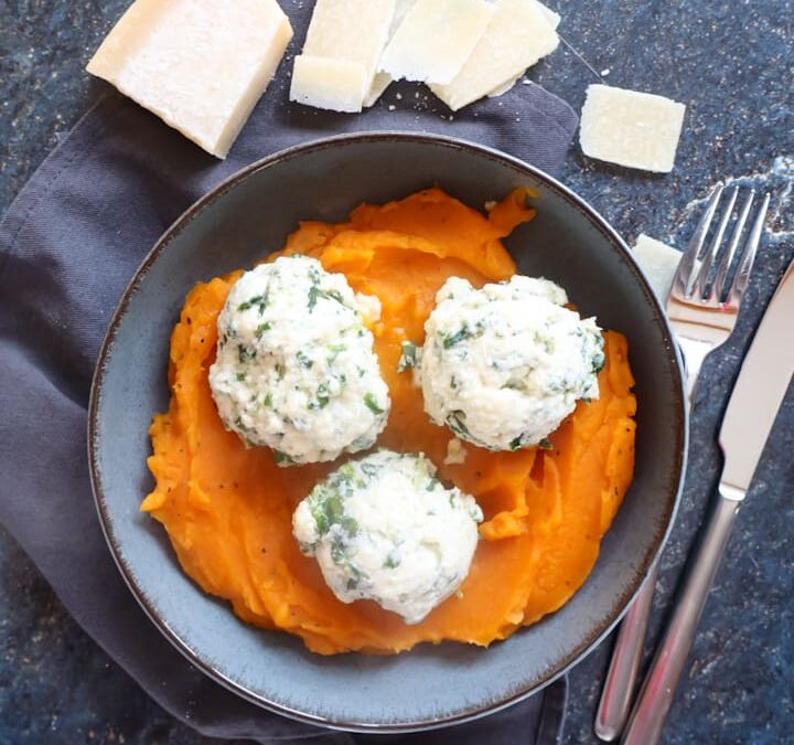 Pikante Topfenknödel auf Kürbismus