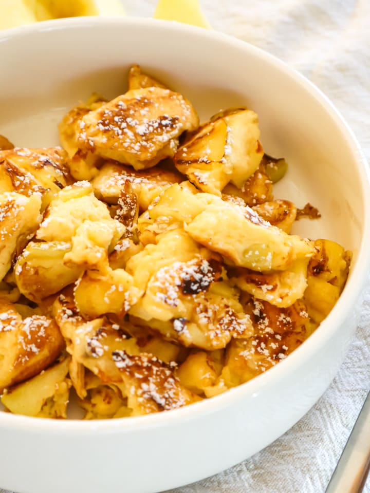 Ausschnitt aus Korb mit Apfeltaschen