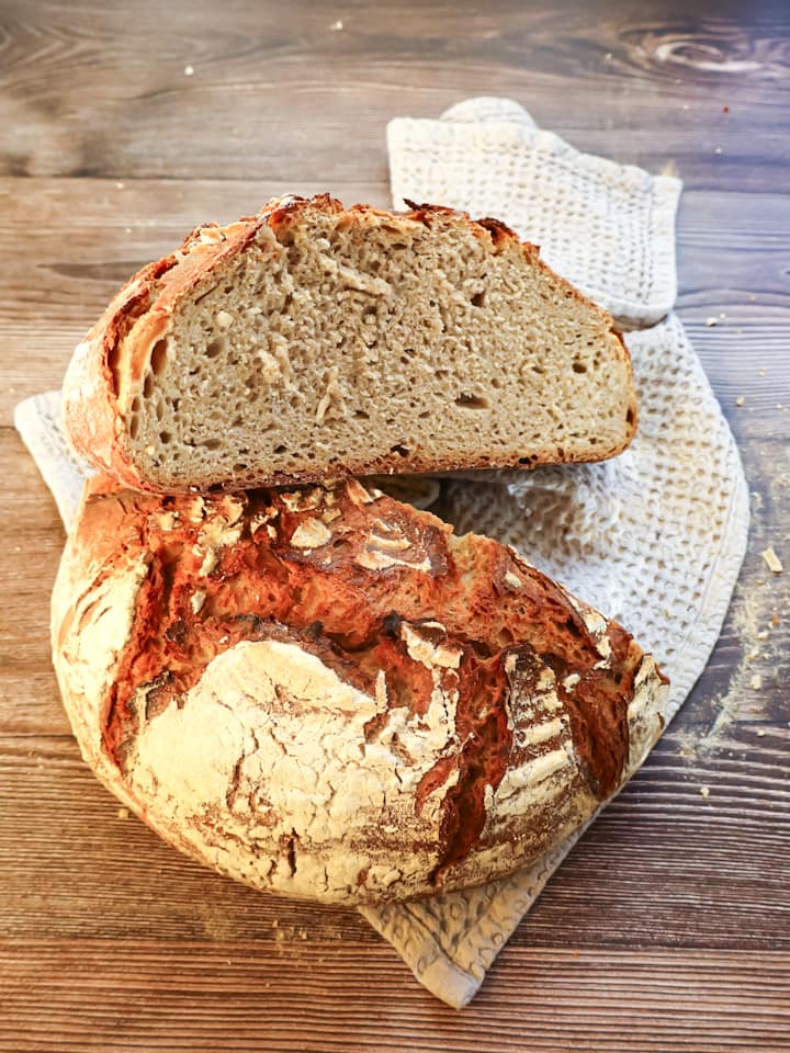 Apfeltaschen aus Blätterteig angetuckert im Korb