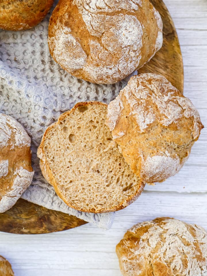 Ausschnitt aus Korb mit Apfeltaschen